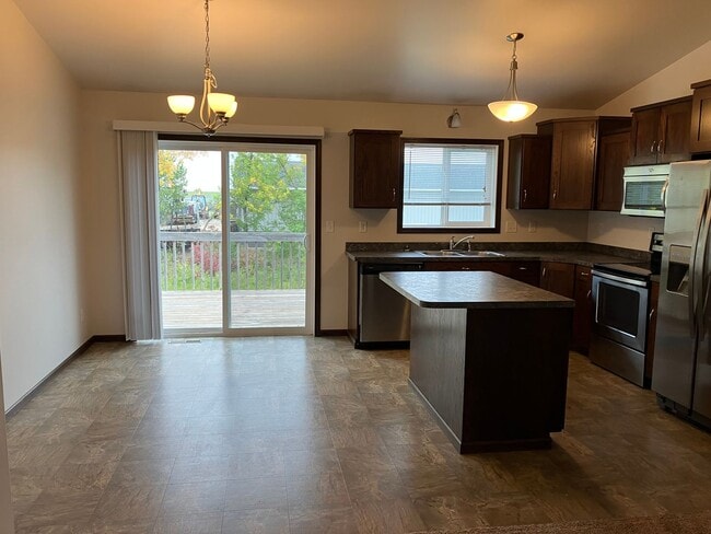 Building Photo - 3 Bed 2 Bath Twin Home