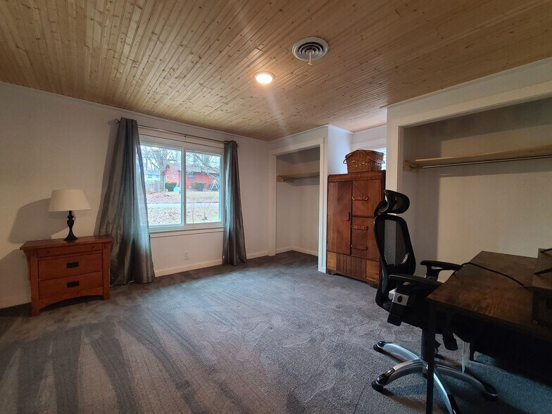 Building Photo - 5603 Interlochen Rd