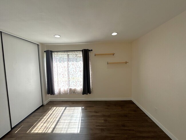 Building Photo - COUNTRY MILE RD POMONA 91766 (2 BED / 2 BATH)