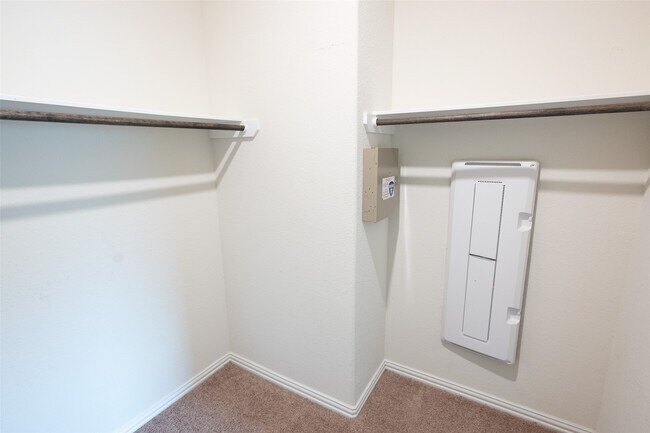 Building Photo - 216 N Lynx Trail