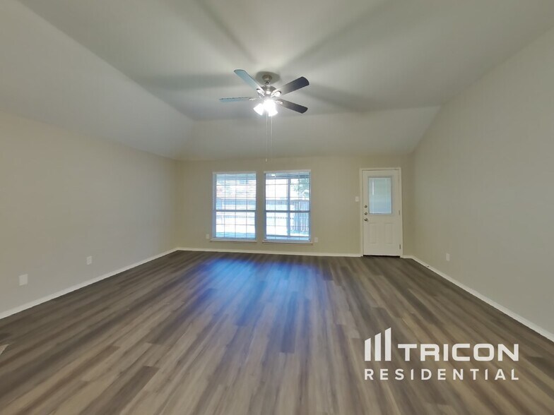 Building Photo - 834 San Jacinto Dr