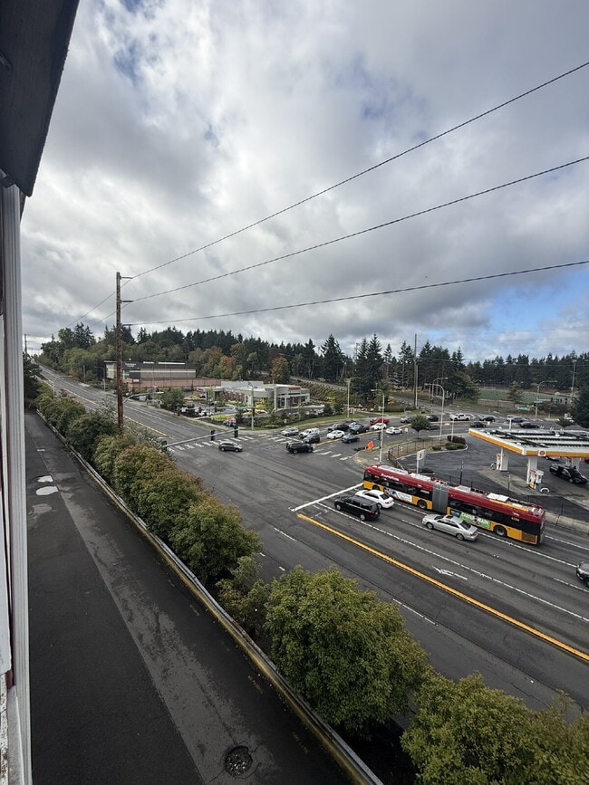 Building Photo - Updated 2 Bed, 2 Bath with Balcony and Fireplace, Great Location!