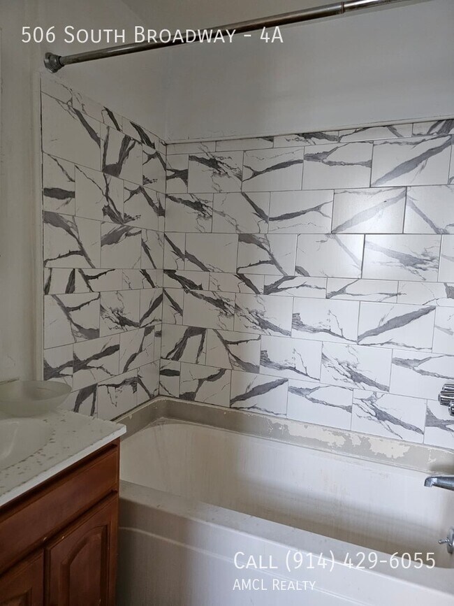 Building Photo - 506 S Broadway