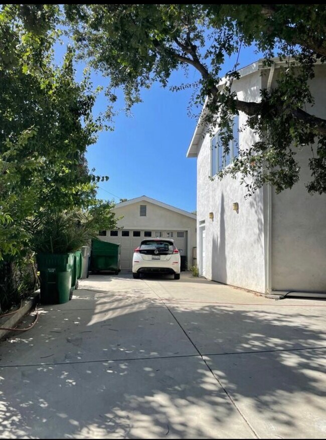 Building Photo - 1646 Maple Ave