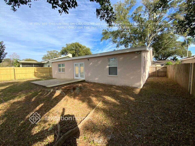 Building Photo - 1752 E Groveleaf Ave