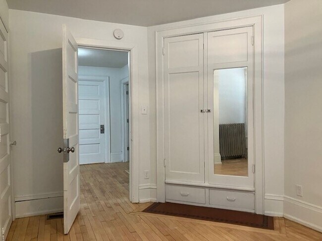 Building Photo - Sharon Apt - 906-908 N 34th Street