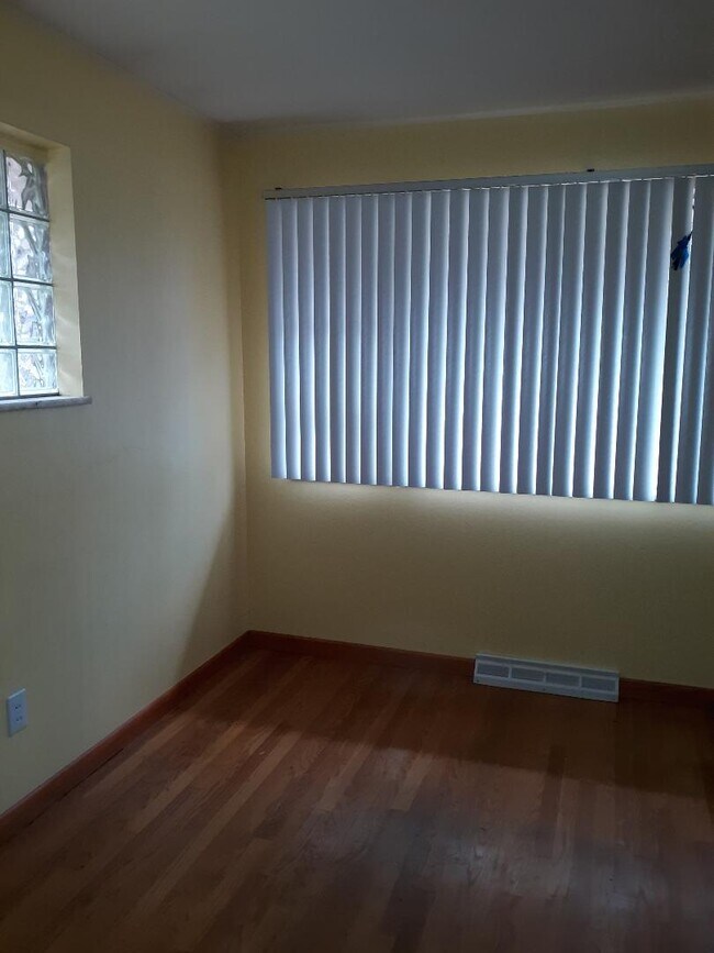 Living Room / Hardwood Floors - 1125 Walker Ave