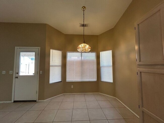 Building Photo - 5004 E Dartmouth St