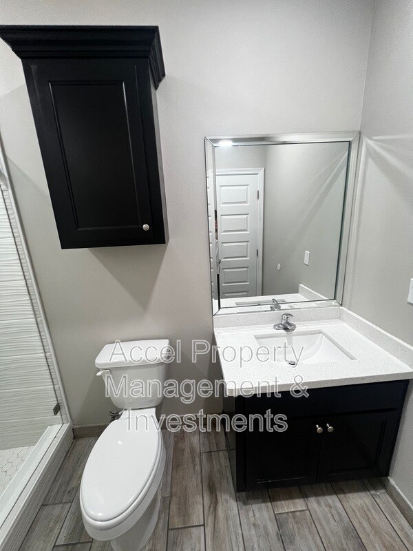 Building Photo - 1327 W Garfield Ave