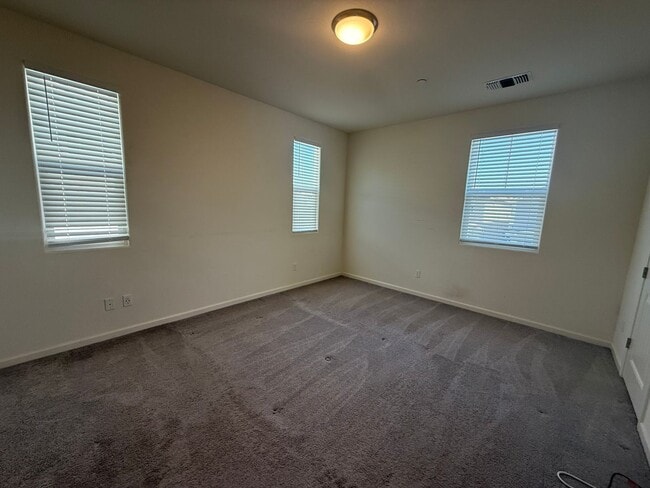 Building Photo - Spacious 3 bed 2.5 bath available in North...
