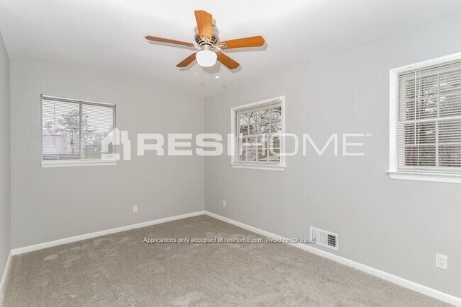 Building Photo - 517 Village Lane