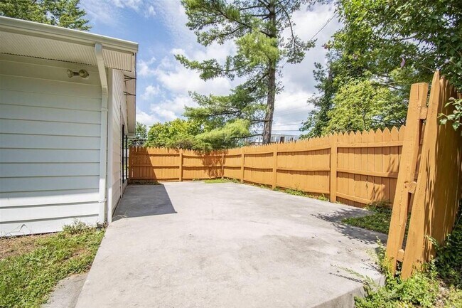 Building Photo - 601 Broce Dr