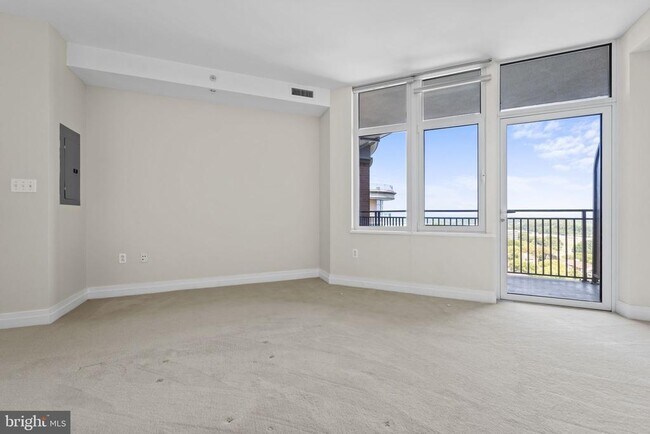Building Photo - 8220 Crestwood Heights Dr