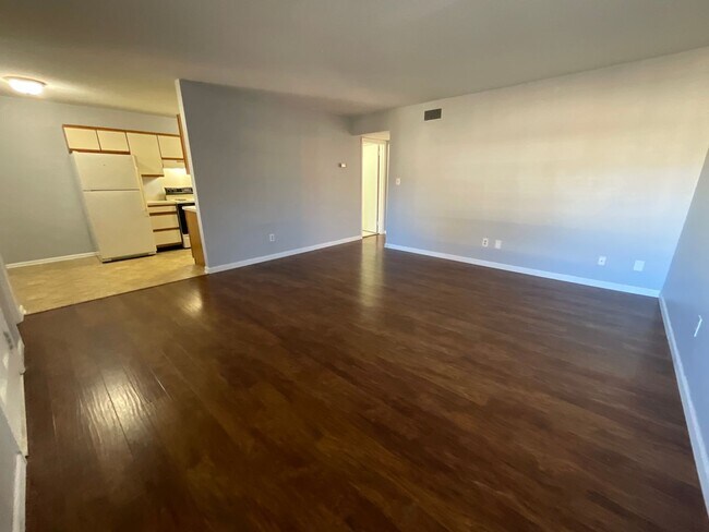 Building Photo - 3830 Country Club Rd