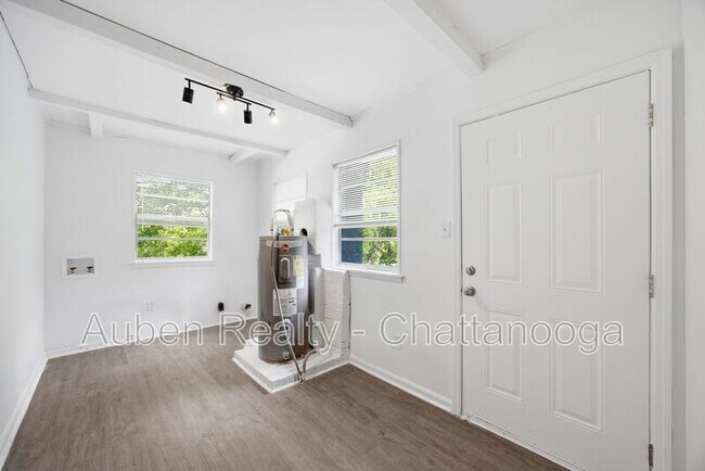 Building Photo - 3826 Kingwood Cir