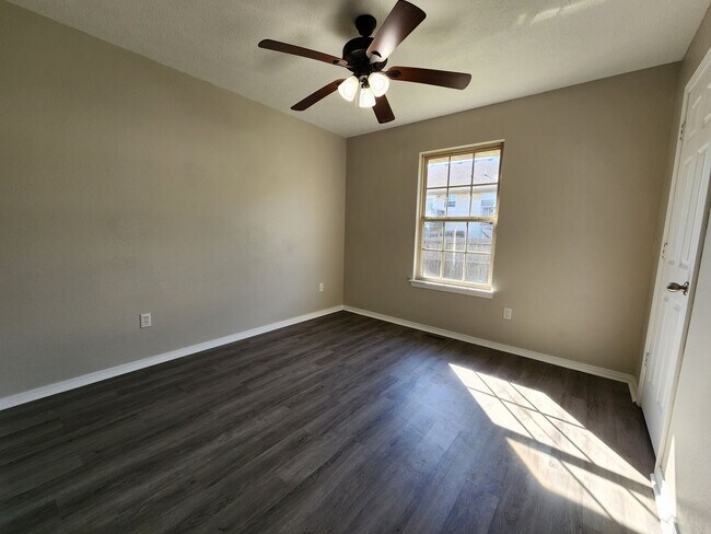Building Photo - Spacious 3-Bedroom, 2-Bathroom Home AVAILABLE NOW!!