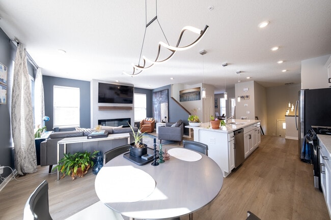 Building Photo - 2209 Gateway Curv