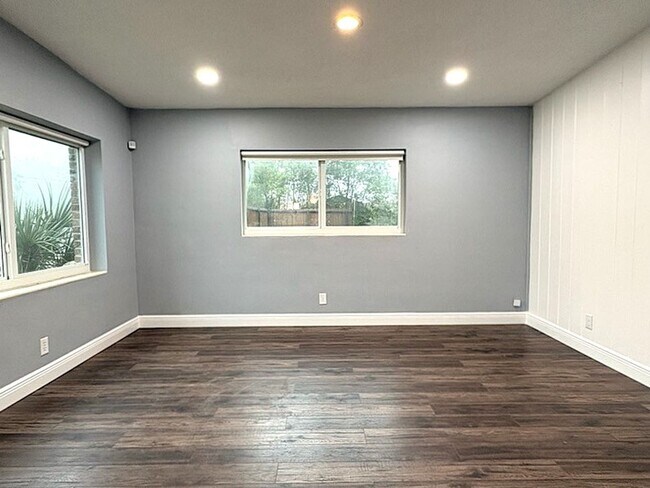Building Photo - Beautifully Updated DeLand Home with Huge Fenced Backyard!!!