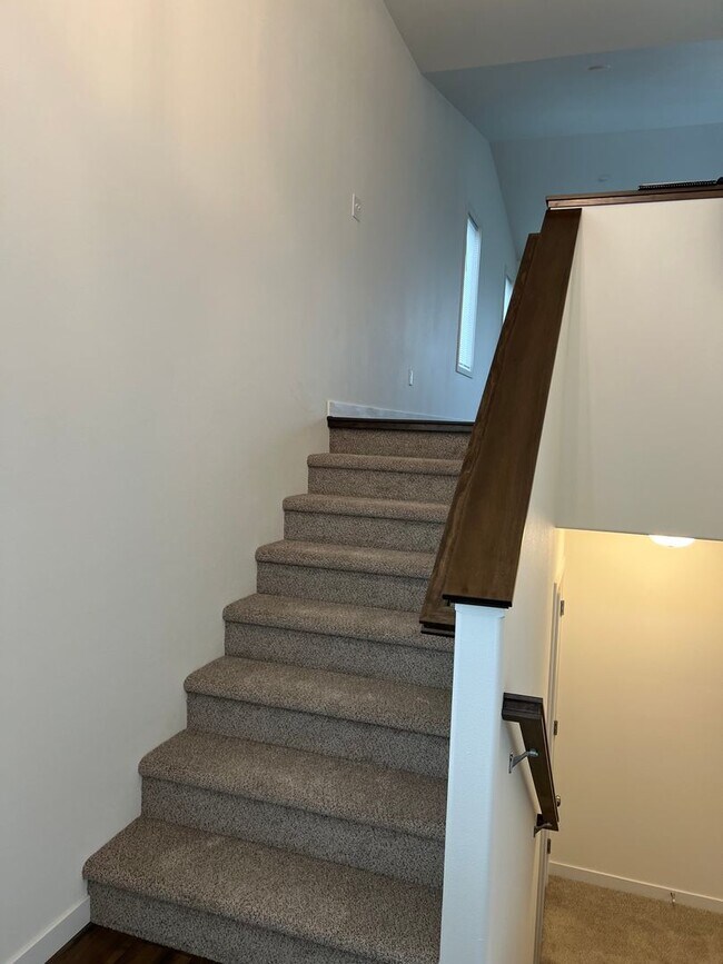 Building Photo - 3 Bed 2.5 Bath Single Family Home