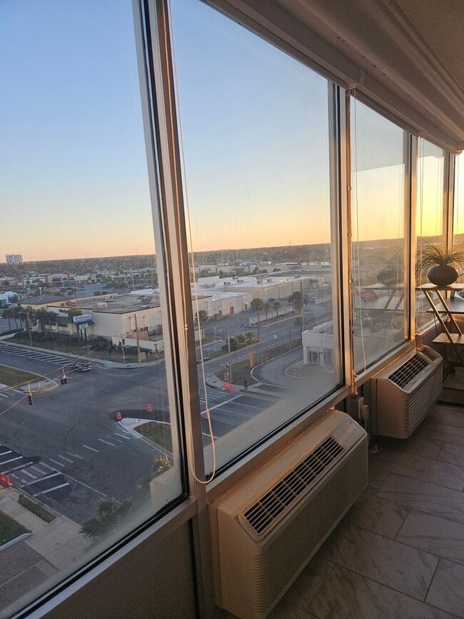 Building Photo - 1 BEDROOM 1 BATH CONDO