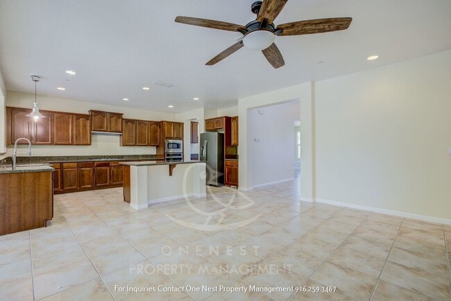 Building Photo - Huge home, Lincoln Crossing - walking dist...