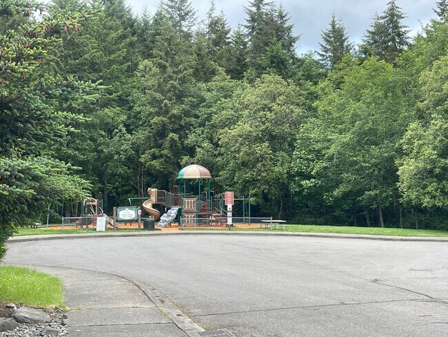 Building Photo - In town Poulsbo neighborhood large 4 bedroom now available