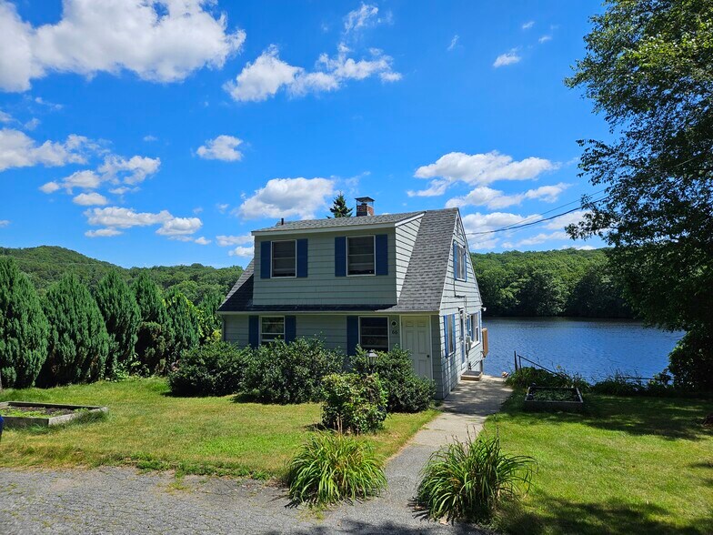 Above the lake, cul de sac privacy - 66 Long Pond Rd S