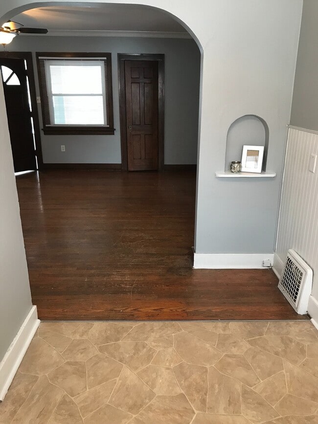 Building Photo - large 3br 2 bath home with full basement &...