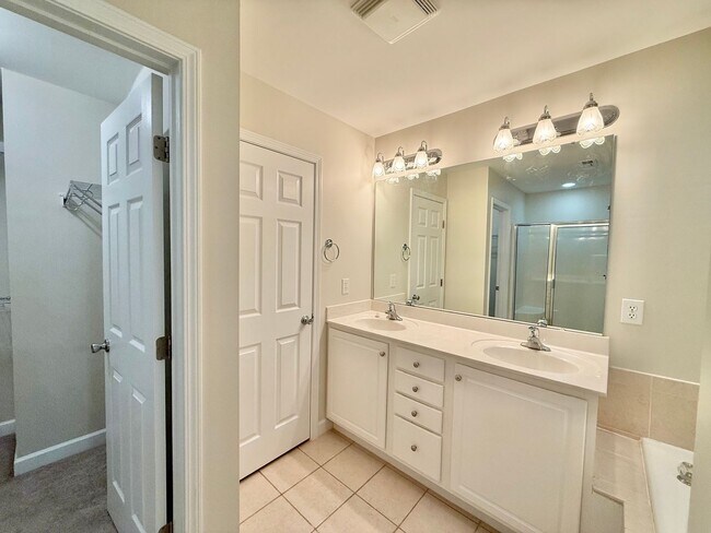 Building Photo - Gorgeous End Unit 3BD, 2.5BA Raleigh Townhome in a Prime Location Near Triangle Town Center, Poyn...