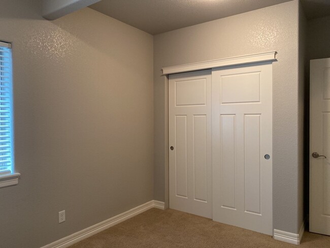 Building Photo - Start a Lease by 2/28/25 and pay $2,800 fo...