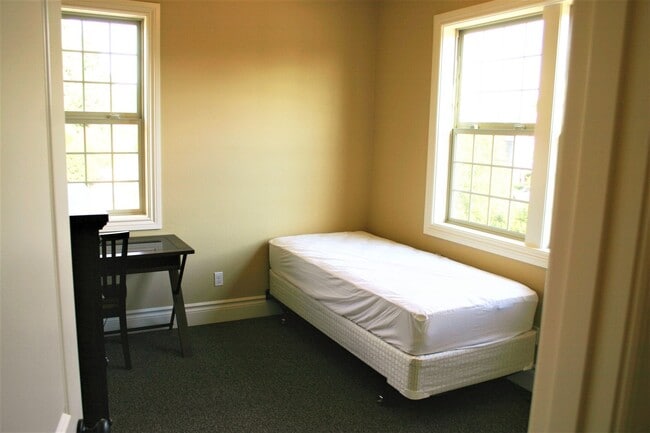 Building Photo - 6 Room, 3 bath