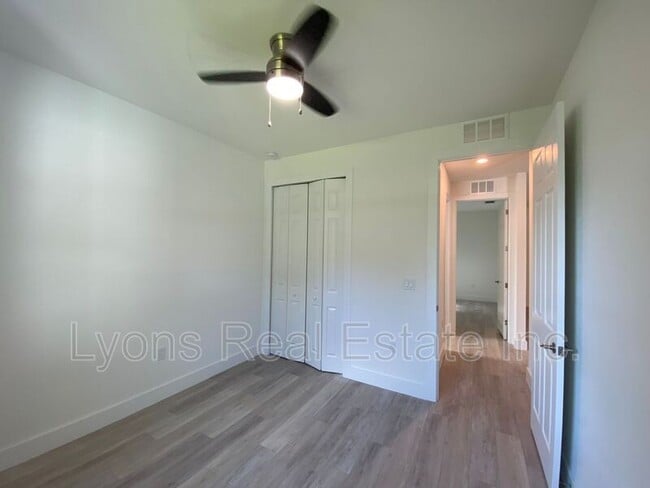 Building Photo - 2635 Starview Ave