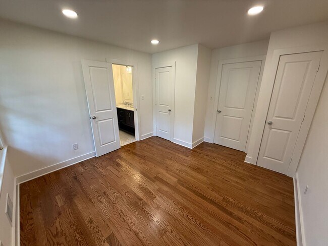 Building Photo - 185 Landor Dr