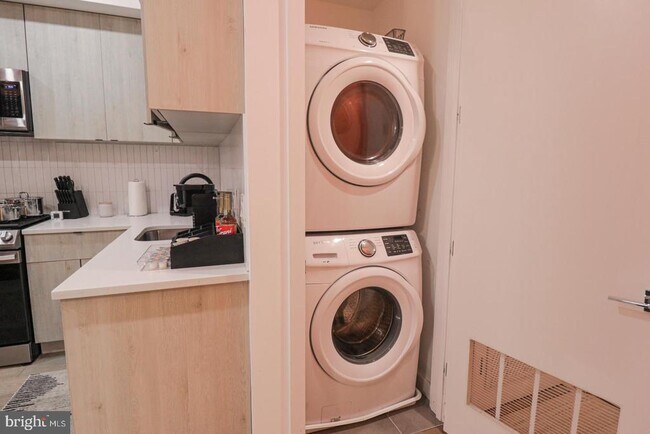 Building Photo - 1806 I St NE