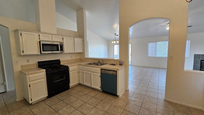 Building Photo - 4 Bed 2 Bath Home in SW