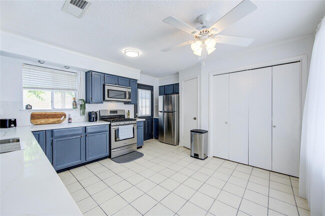 Building Photo - 3927 Summit Valley Dr