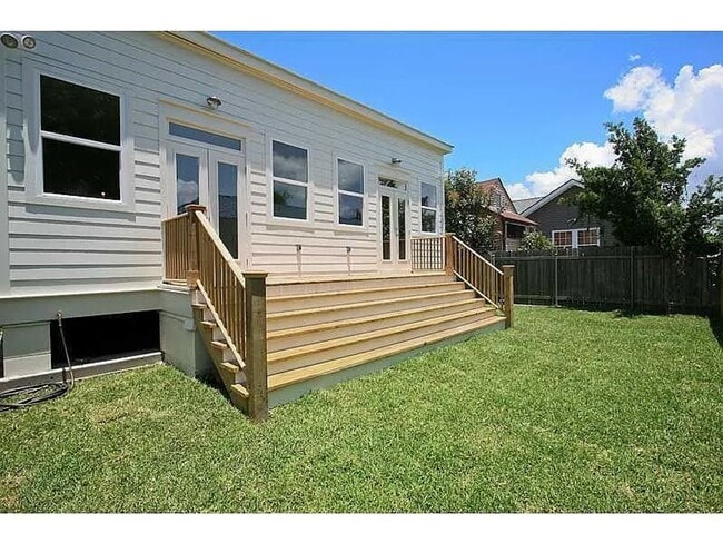 Building Photo - Newly Updated 2BD/2BA Near Oak St