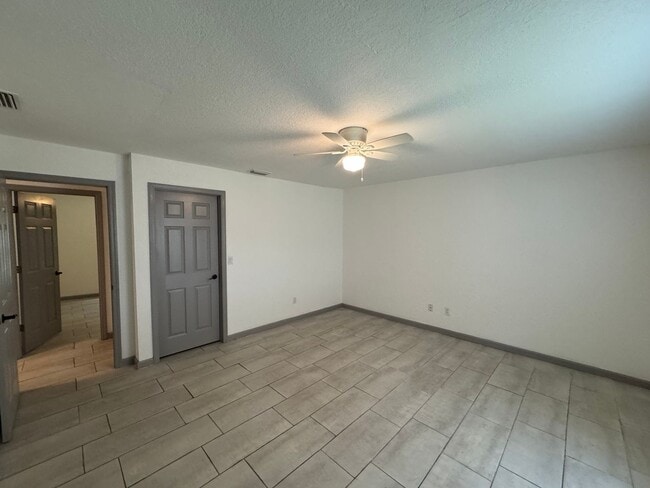 Building Photo - Beautiful 3 Bedroom, 2 Bathroom Home in De...