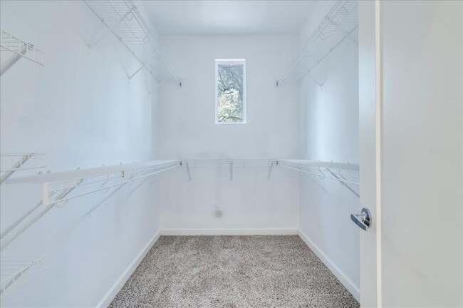 Building Photo - 4006 Valley View Rd