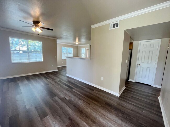 Building Photo - 3/2 unit available now for an annual lease