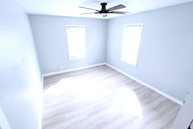 Building Photo - 991 Diana Ave