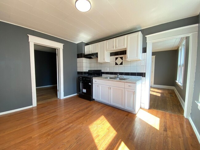 Building Photo - 4 Bedroom Home in Hammond