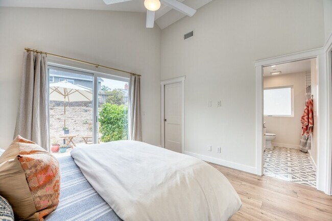 Building Photo - 727 Sonrisa St