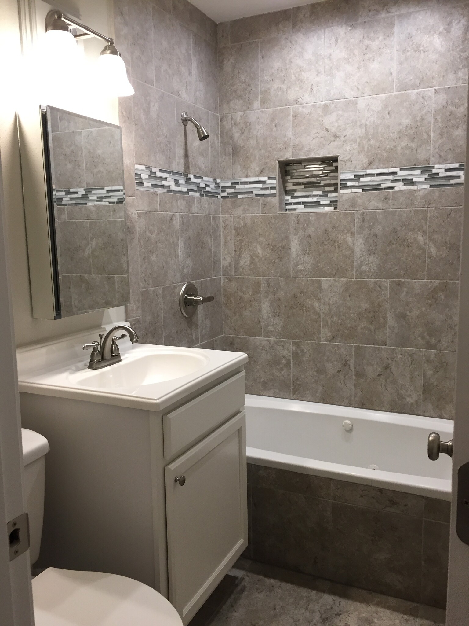 Hallway Bath - 204 22nd St