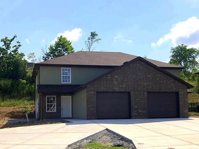 Building Photo - Cute town house with lawncare included!