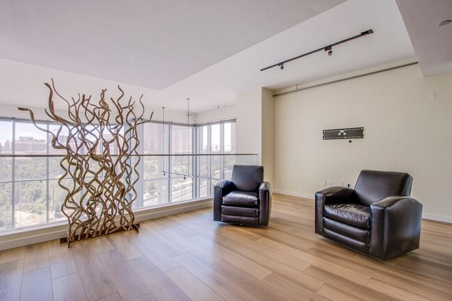 Building Photo - Absolutely stunning high rise loft at Metr...