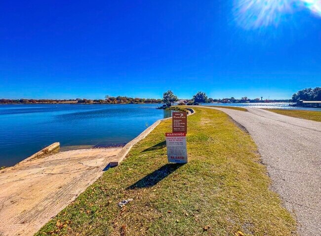 Building Photo - 105 Bluebird Cir