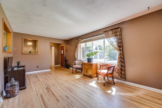 Building Photo - 4 bed, 2 bath Ranch Home near City Park W/ Finished Bsmt & Fenced Yard!