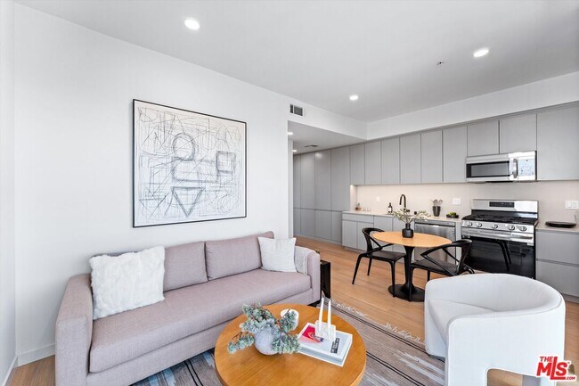 Building Photo - 904 S New Hampshire Ave