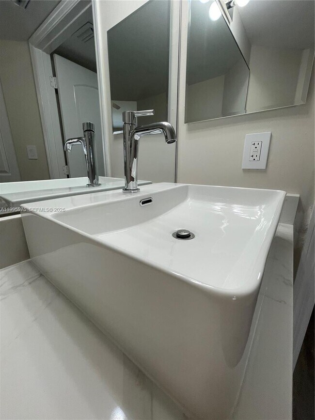 Building Photo - 2850 N Oakland Forest Dr